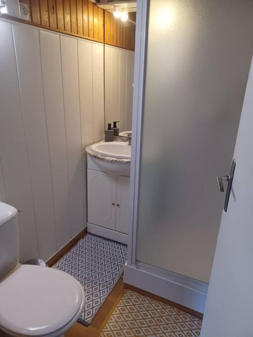 Paisible Appart Sur Cour, Parking, Perier Apartment